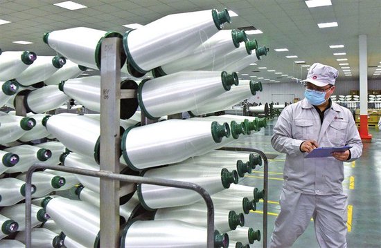 工人在河南光远新材料股份有限公司电子布生产车间进行原丝巡检。该公司是河南林州的民营企业。新华社发