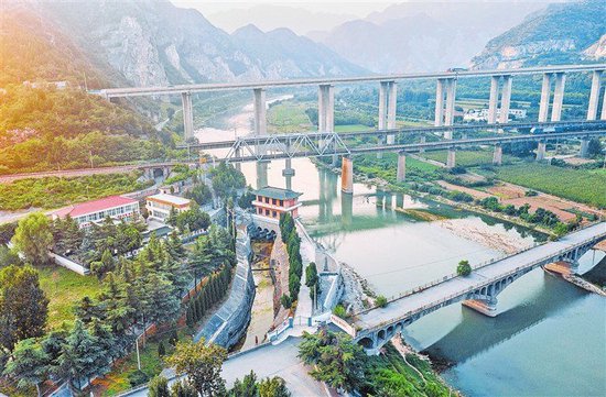 　　沁河广利渠（五龙口）以沁河为水源，总渠首位于济源五龙口镇太行山的沁河出山口处，为多渠首无坝自流引水，是一个引、灌、补、提、排相结合的大型水利工程（9月2日摄）。