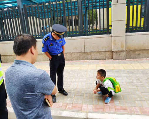 郑州小学开学第一天 男孩无家人送上学急的路
