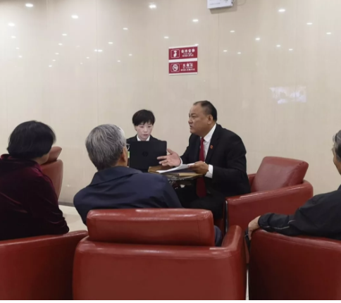 李俊峰在和群众沟通案情