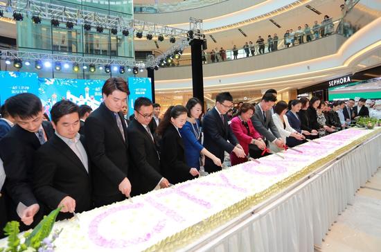 嘉宾同切巨型蛋糕,共祝CityOn熙地港(郑州)购物中心开业一周年生日快乐