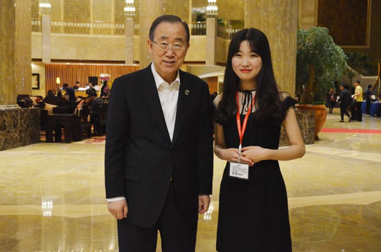 （志愿者跟前聯(lián)合國秘書長、剛當(dāng)選的博鰲理事長合影）