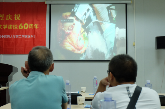 学员在示教室远程观看手术