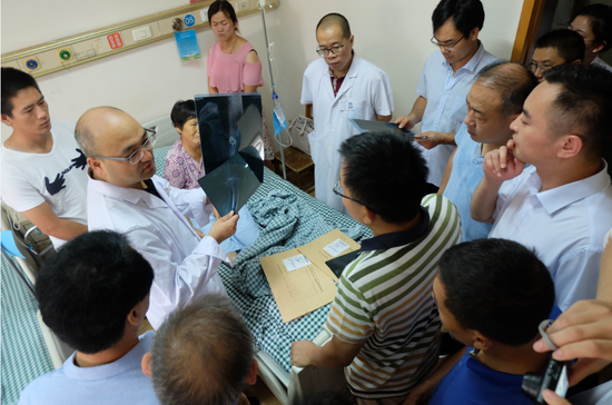 王上增教授团队带领学员查房