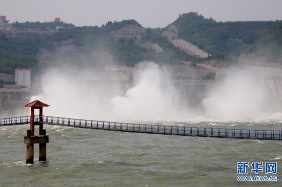 7月3日，黄河小浪底水库在泄洪。