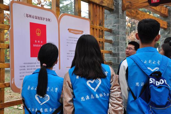 进行水利普法学习宣传