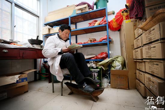 邊碾中藥邊看醫(yī)書(shū)。