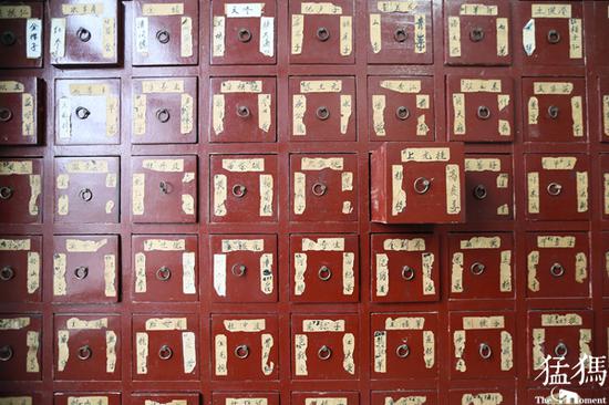 頗具年頭的中藥柜跟隨傅超群已經(jīng)好多年。