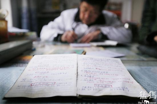 傅超群從醫(yī)54年，各種病例筆記記了厚厚幾大本。