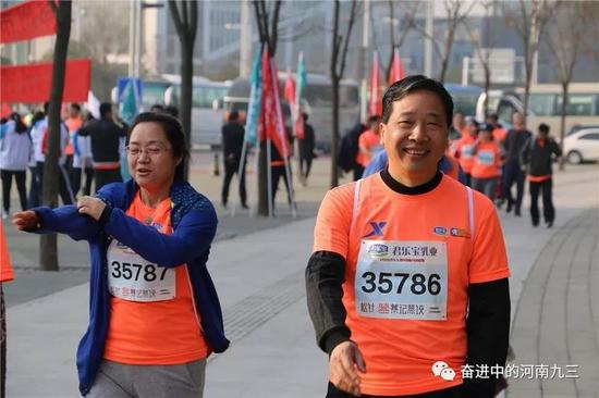 九三學社鄭州市委主委鄭高飛在比賽中（右）