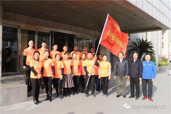 全國政協常委、河南省政協副主席、九三學社河南省委主委張亞忠為參賽隊員授旗