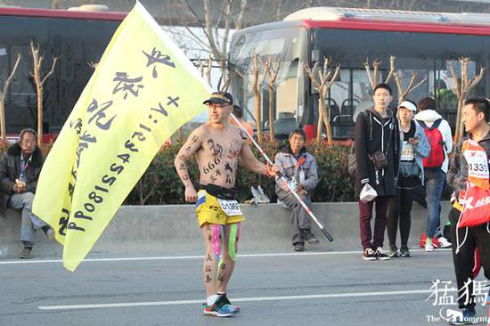 (边走边秀666)