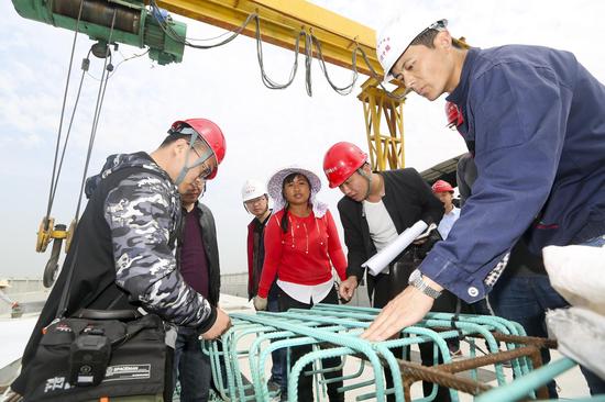 4月3日，南阳工务段介入人员正在对郑万高铁的施工及相关设备进行检查。