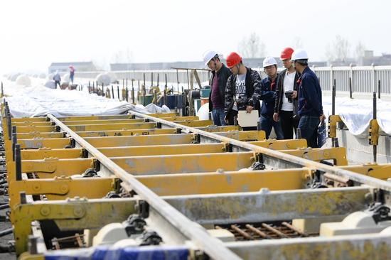 4月3日，南阳工务段介入人员正在对郑万高铁的施工及相关设备进行检查。