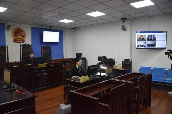 審判長、書記員進行網上庭審