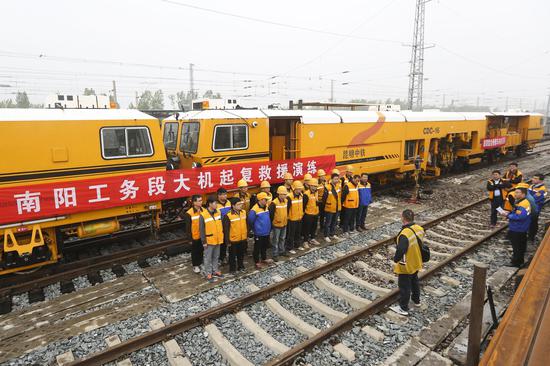 演練前進(jìn)行現(xiàn)場指導(dǎo)