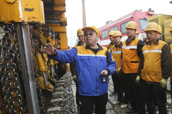 專業(yè)人員對(duì)操作步驟、關(guān)鍵要點(diǎn)進(jìn)行講解