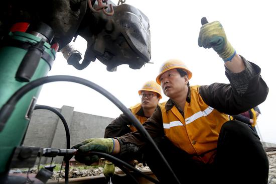 采取液壓頂升的方式將車體頂起