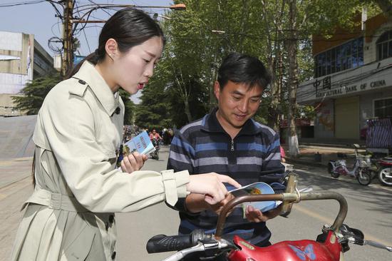 向过路的村民讲解铁路安全知识