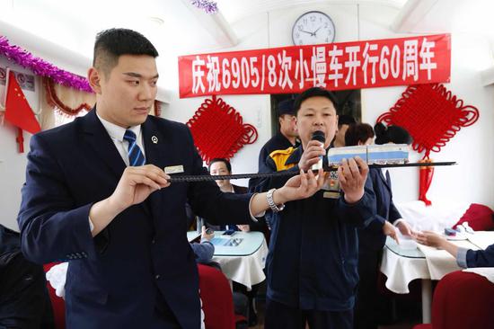 火車司機介紹機車上山情況