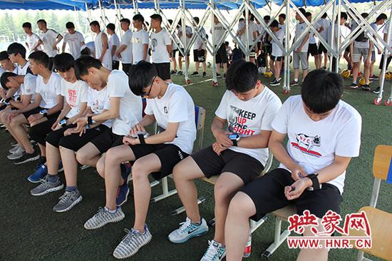 長跑考試前，考生們佩戴計時腕帶