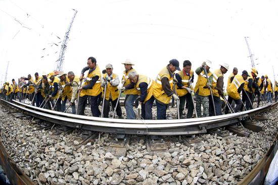 對舊道岔進行拆除