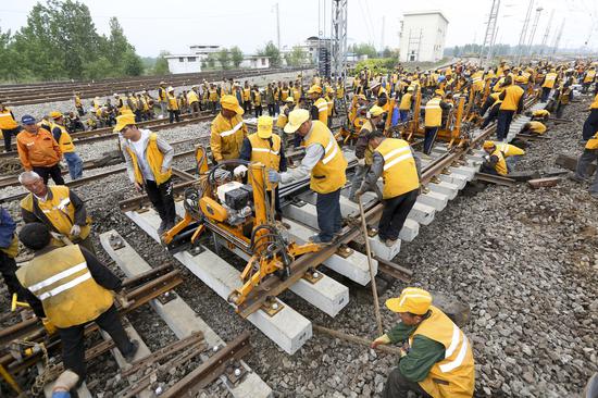 整體道岔推進精準到位
