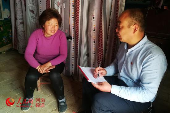 幫扶工作隊工作人員在貧困戶家里了解情況 王礪石 張遠(yuǎn)銘 攝