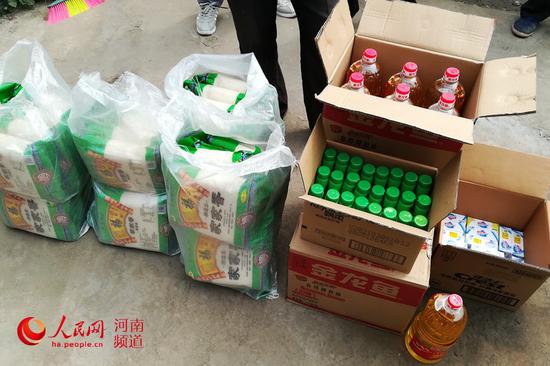 將要發(fā)給貧困戶的生活用品 王礪石 張遠(yuǎn)銘 攝