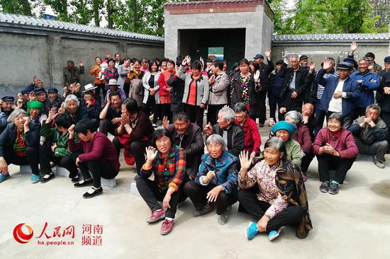 除了物質(zhì)上的獎勵，安平鎮(zhèn)還將從精神上激勵貧困戶樹起脫貧的志氣與信心 王礪石 張遠(yuǎn)銘 攝