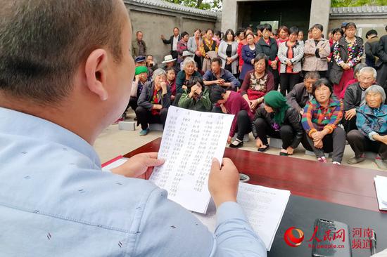 鎮(zhèn)政府對照貧困戶評選的星級格次，對應(yīng)發(fā)放不同價值的生活用品 王礪石 張遠(yuǎn)銘 攝