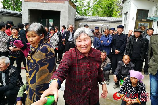 村民正在柘城縣安平鎮(zhèn)花莊村委會領(lǐng)取生活用品 王礪石 張遠(yuǎn)銘 攝