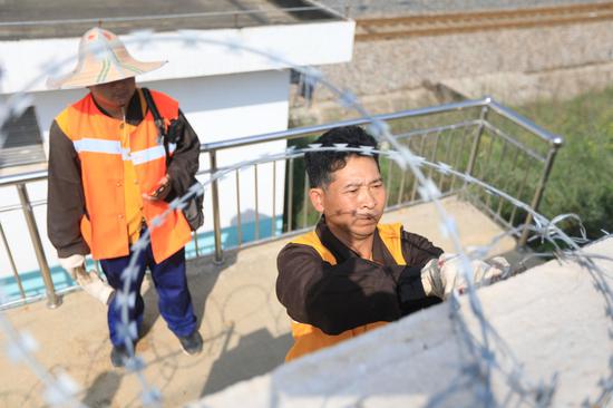 南陽工務段南陽西線路車間職工正在對轄區缺漏、損壞的防護柵欄進行補修