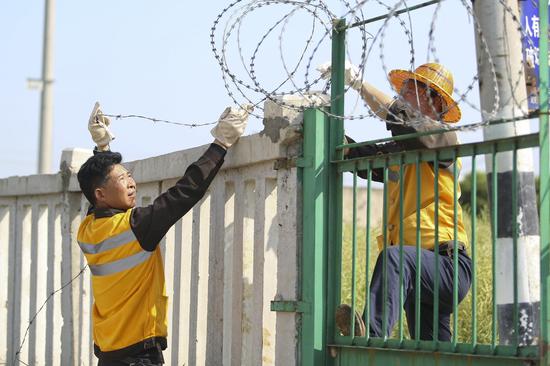 南陽工務段南陽西線路車間職工正在對轄區缺漏、損壞的防護柵欄進行補修