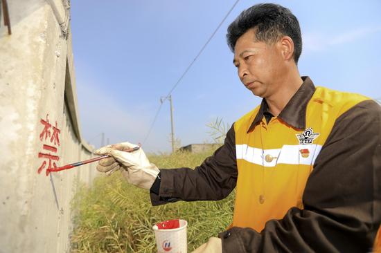 南陽工務段南陽西線路車間職工正在對轄區缺漏、損壞的防護柵欄進行補修