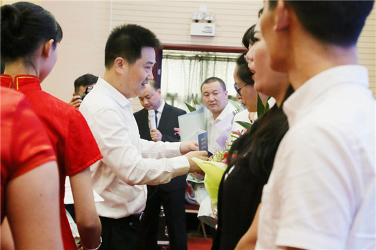 太平洋寿险豫南分公司党委书记、总经理马继伟颁发诚信护照