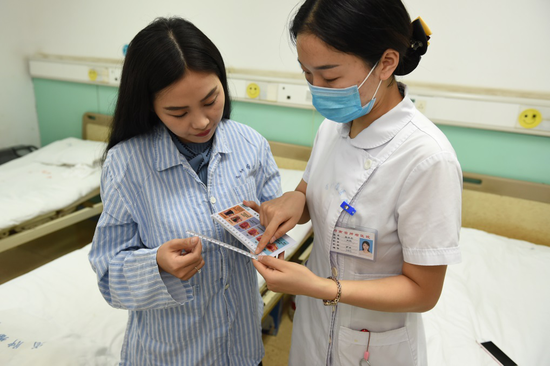 护理人员正在为患者讲解评估尺应用方法