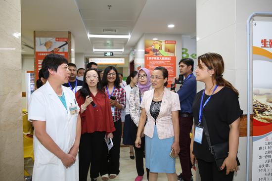 医院管理研修班外籍学员来河南省妇幼保健院参