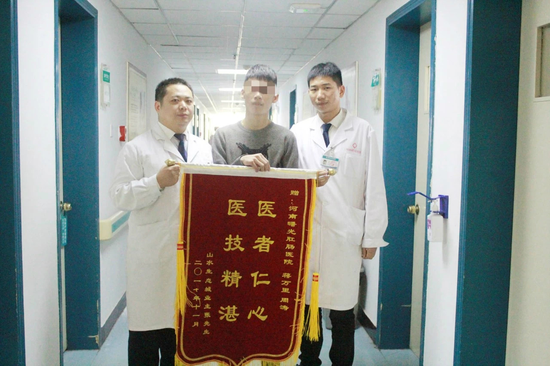 周涛主任(左一)和患者合影