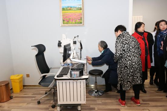 与会人员体验、操作天润国际医学中心高科技医疗设备