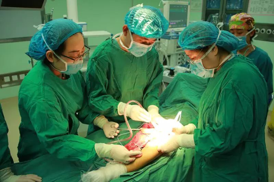 女童出生4年,没穿过裤子,只因左腿比右腿粗三倍