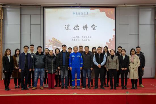 参加道德大讲堂的师生代表与校友安少华合影