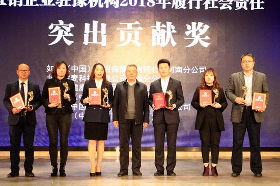 河南省市场监督管理局党组成员、副局长李澍田为获奖企业颁奖