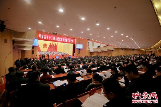 省人大代表認真聽取政府工作報告