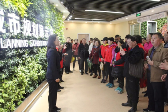 市民（村民）考察团走进开封市海绵城市规划展示馆