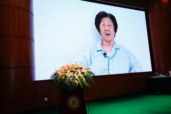 因病未能出席论坛的于漪,在病床上录制了一段VCR在现场播放。