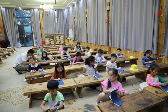 孩子们进行退修诗书--线装书体验活动 李培 摄