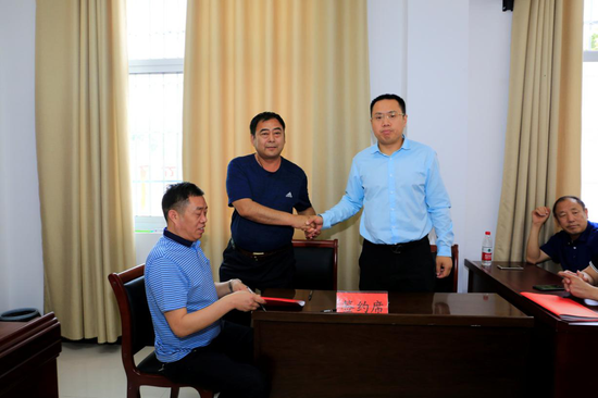 2018年05月30日  卫华集团董事长韩红安与朱口村签订扶贫协议