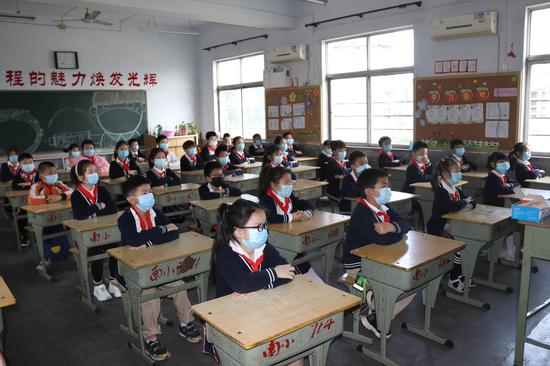 上课不摘口罩