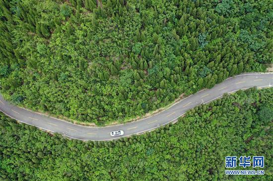 这是6月26日拍摄的巩义市青龙山景色(无人机照片)。 夏日时节,河南省巩义市青龙山绿意盎然,景色怡人。